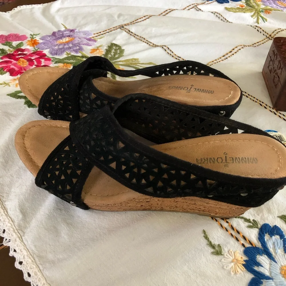 Minnetonka Lainey Suede Crisscross Comfort Platform Wedges in Black. Size 9